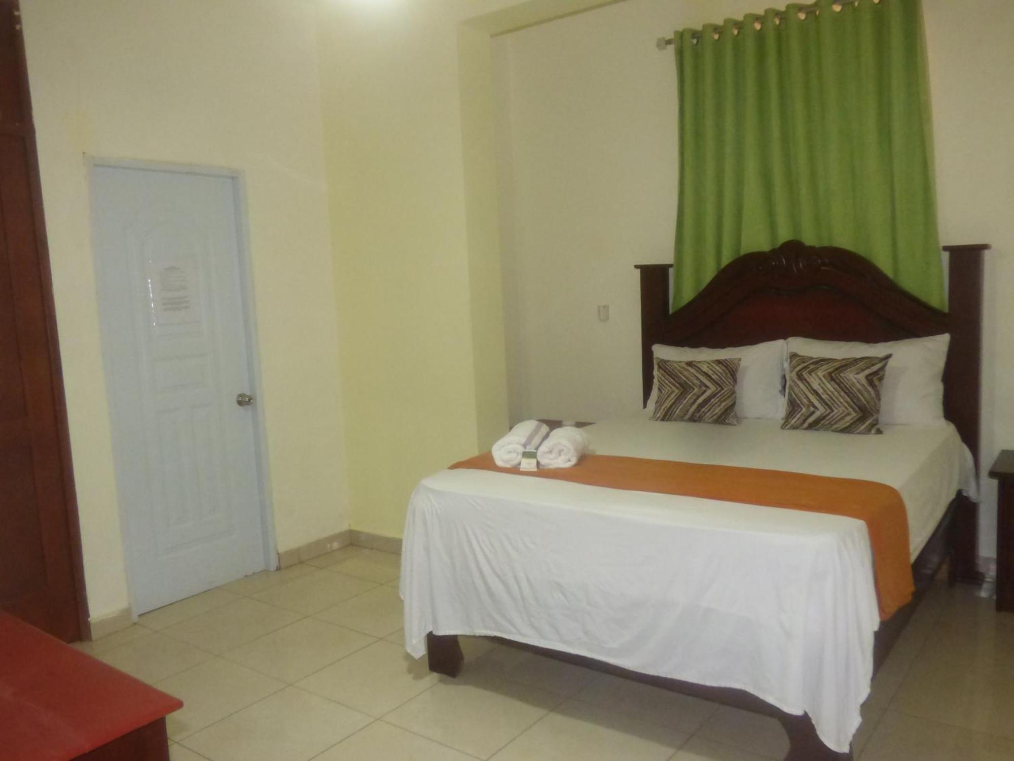 Hotel Enrique I Gazcue, Bed And Breakfast ซานโตโดมิงโก ภายนอก รูปภาพ
