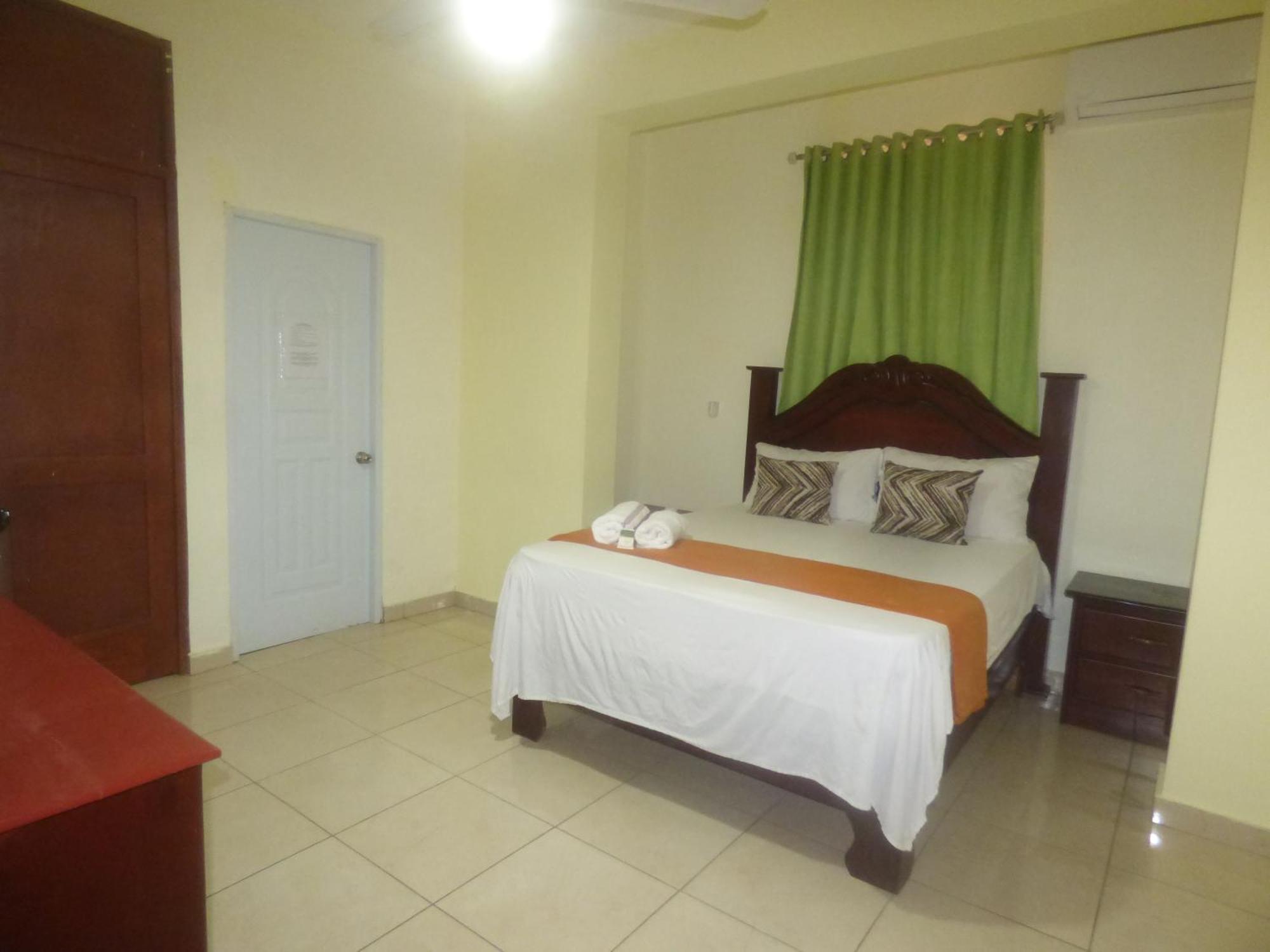 Hotel Enrique I Gazcue, Bed And Breakfast ซานโตโดมิงโก ภายนอก รูปภาพ
